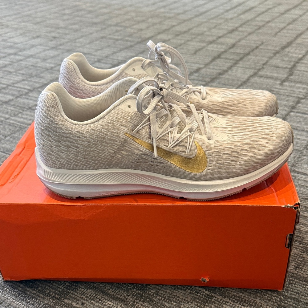 Nike Zoom Winflo 5 Women's Shoes - Metallic gold and phantom White Sz 10